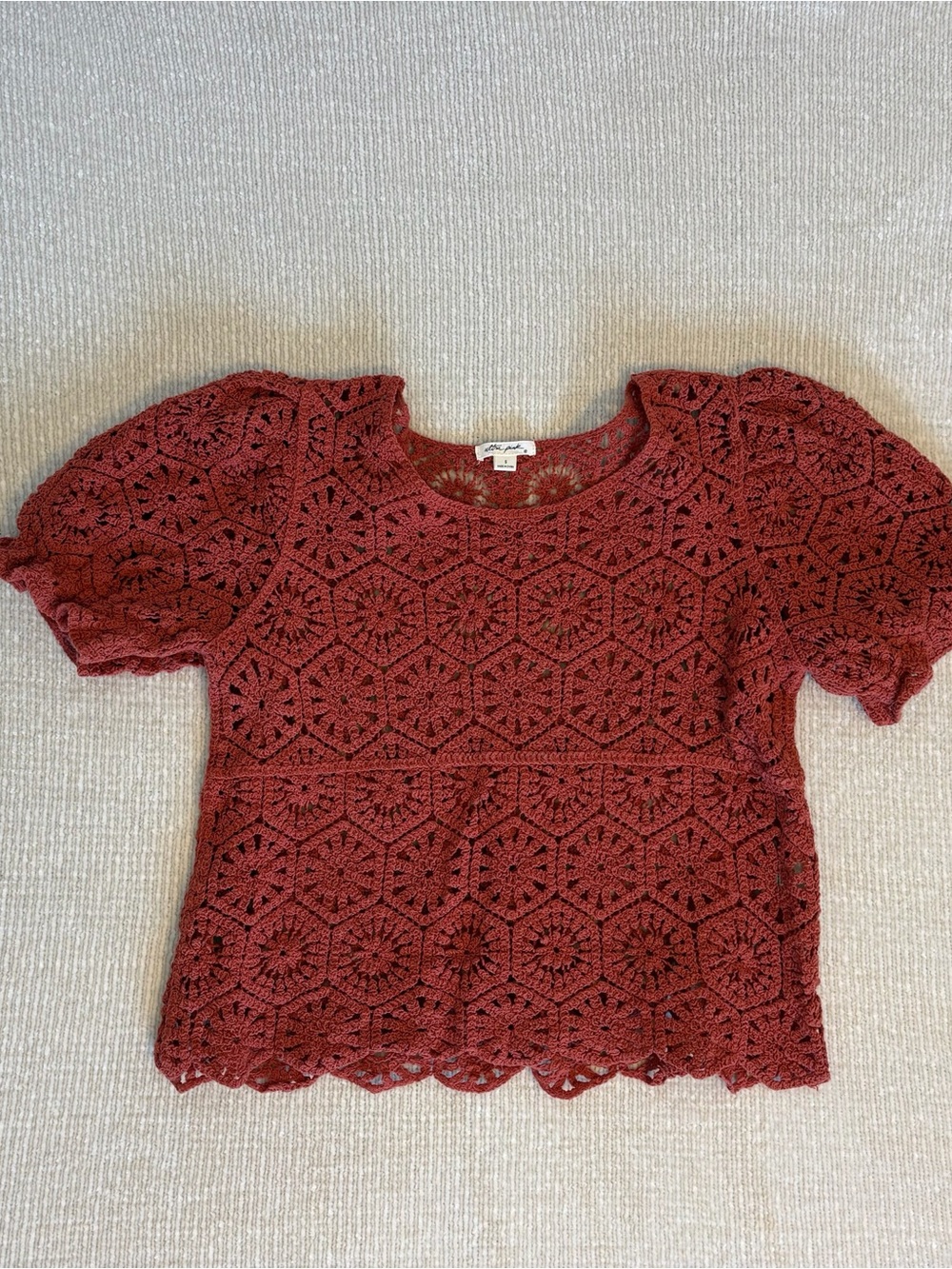 ultra pink crochet top with a little puff-sleeve